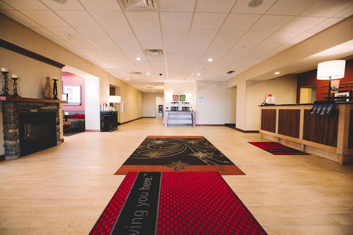 Imagen de los interiores del Hotel Hampton Inn and Suites Minot Airport. Foto 16