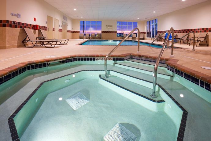 Imagen de la piscina del Hotel Hampton Inn and Suites Minot Airport. Foto 20