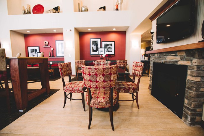 Imagen de los interiores del Hotel Hampton Inn and Suites Minot Airport. Foto 18
