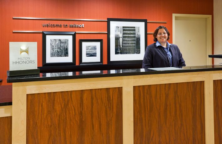 Imagen de los interiores del Hotel Hampton Inn and Suites Minot Airport. Foto 19