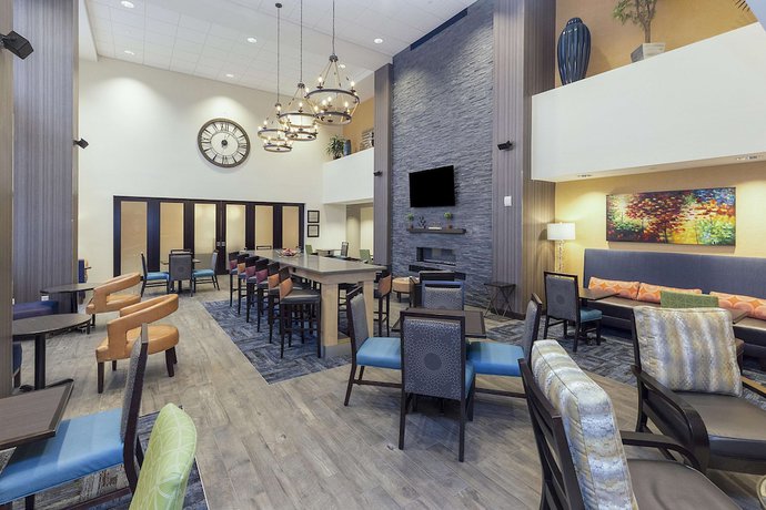 Imagen de los interiores del Hotel Hampton Inn and Suites Morgantown / University Town Centre. Foto 16