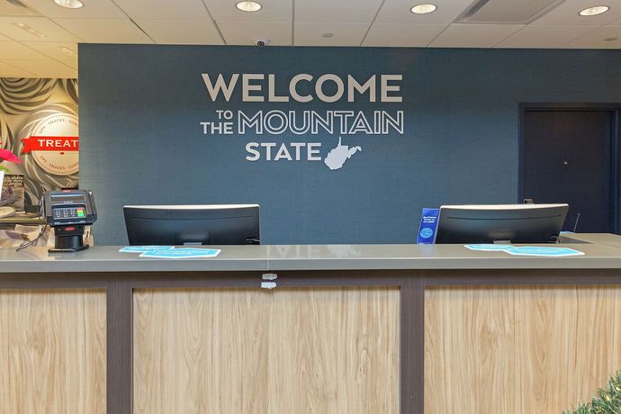 Imagen de los interiores del Hotel Hampton Inn and Suites Morgantown / University Town Centre. Foto 17