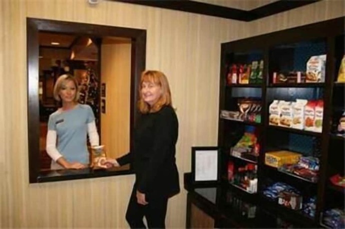 Imagen de los interiores del Hotel Hampton Inn and Suites New Castle. Foto 16