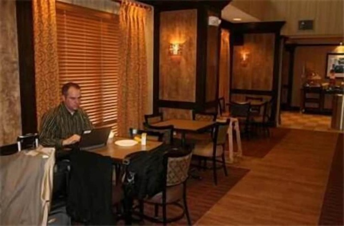Imagen del bar/restaurante del Hotel Hampton Inn and Suites New Castle. Foto 2
