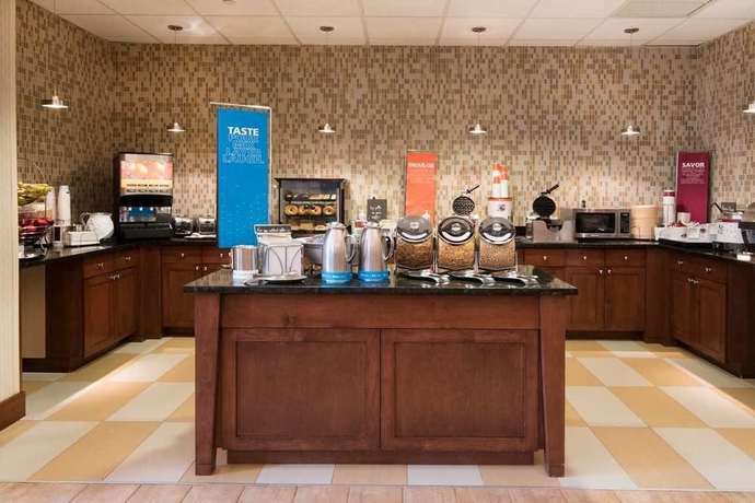Imagen del bar/restaurante del Hotel Hampton Inn and Suites Newark-harrison-riverwalk. Foto 3
