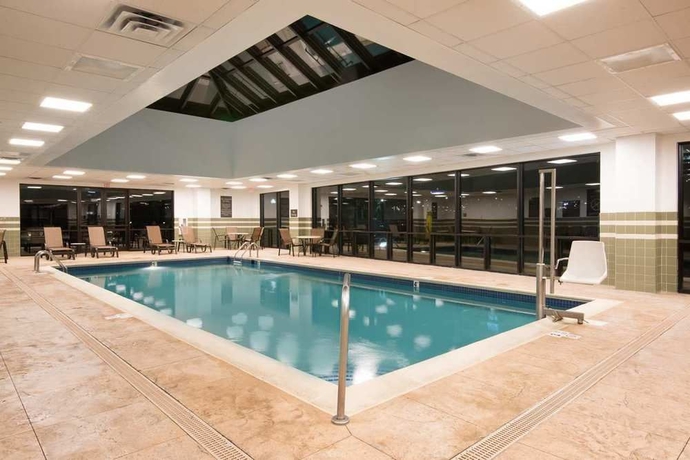 Imagen de la piscina del Hotel Hampton Inn and Suites Newark-harrison-riverwalk. Foto 16