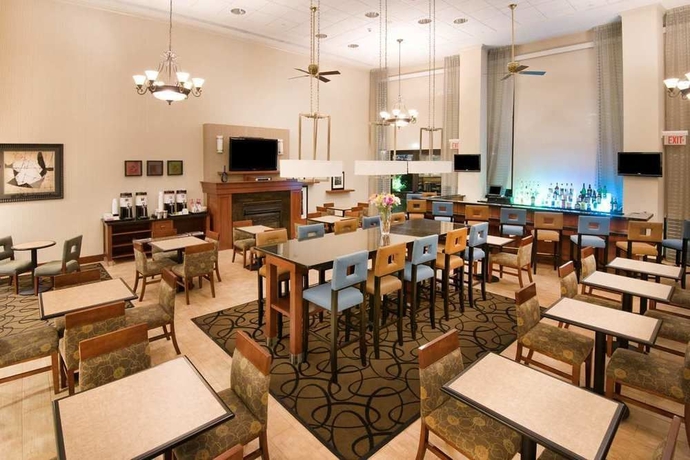 Imagen del bar/restaurante del Hotel Hampton Inn and Suites Newark-harrison-riverwalk. Foto 4