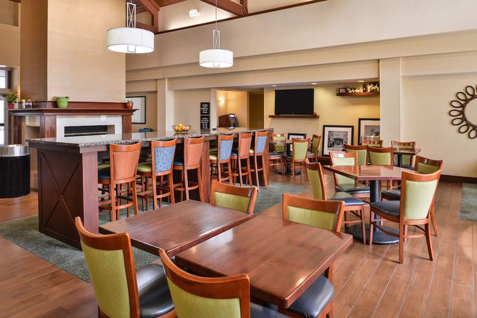 Imagen de los interiores del Hotel Hampton Inn and Suites Newport News (Oyster Point). Foto 17