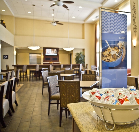 Imagen del bar/restaurante del Hotel Hampton Inn and Suites Oakland Airport-alameda. Foto 2