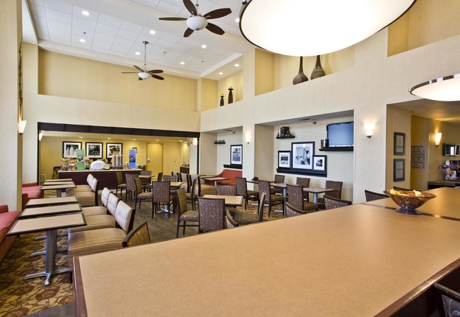 Imagen del bar/restaurante del Hotel Hampton Inn and Suites Oakland Airport-alameda. Foto 3