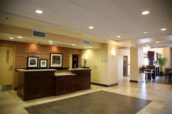 Imagen de los interiores del Hotel Hampton Inn and Suites Oakland Airport-alameda. Foto 10