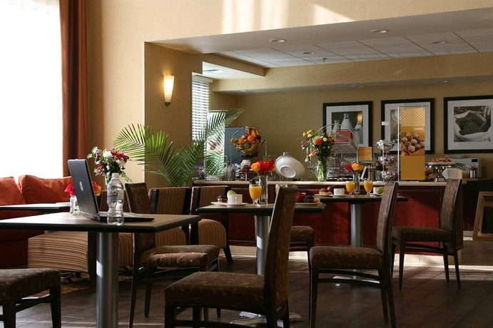 Imagen del bar/restaurante del Hotel Hampton Inn and Suites Oakland Airport-alameda. Foto 4
