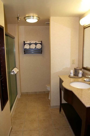 Imagen de la habitación del Hotel Hampton Inn and Suites Oakland Airport-alameda. Foto 6