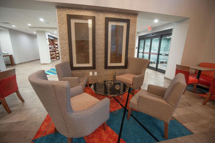 Imagen de los interiores del Hotel Hampton Inn and Suites Oklahoma City/Quail Springs. Foto 19