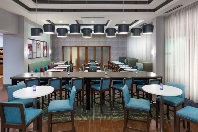 Imagen de los interiores del Hotel Hampton Inn and Suites Orlando Airport @ Gateway. Foto 19