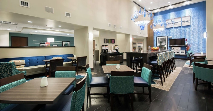 Imagen de los interiores del Hotel Hampton Inn and Suites Orlando near Seaworld. Foto 14