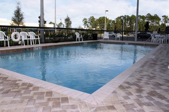 Imagen de la piscina del Hotel Hampton Inn and Suites Orlando-john Young Pkwy/s. Park. Foto 13