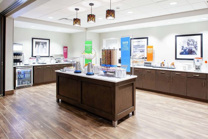 Imagen del bar/restaurante del Hotel Hampton Inn and Suites Overland Park South. Foto 2