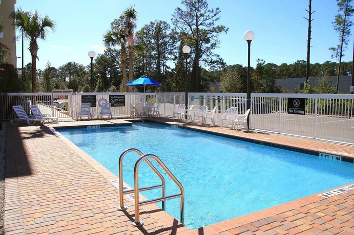 Imagen de la piscina del Hotel Hampton Inn and Suites Palm Coast. Foto 16