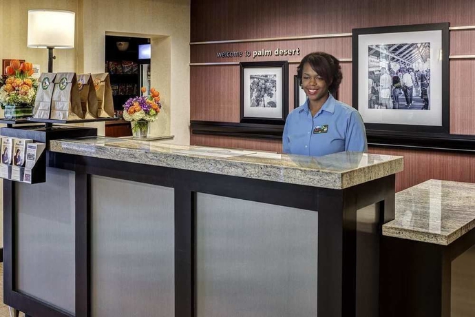 Imagen de los interiores del Hotel Hampton Inn and Suites Palm Desert. Foto 9
