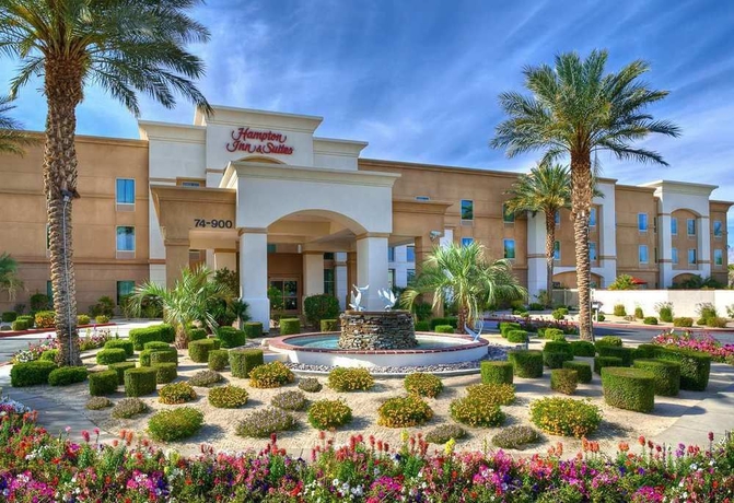 Imagen de los exteriores del Hotel Hampton Inn and Suites Palm Desert. Foto 8
