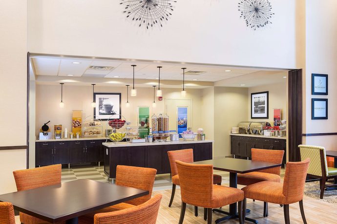 Imagen del bar/restaurante del Hotel Hampton Inn and Suites Philadelphia Montgomeryville. Foto 1
