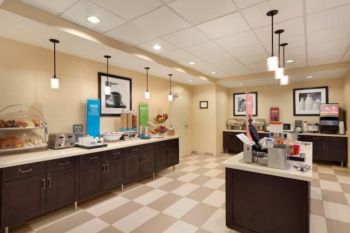 Imagen del bar/restaurante del Hotel Hampton Inn and Suites Philadelphia Montgomeryville. Foto 5