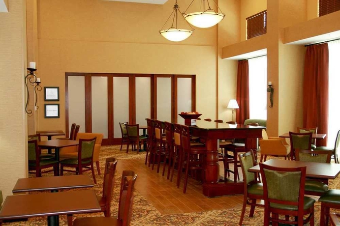 Imagen del bar/restaurante del Hotel Hampton Inn and Suites Port Richey. Foto 3
