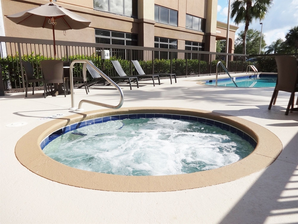 Imagen de los exteriores del Hotel Hampton Inn and Suites Port St. Lucie, West. Foto 12