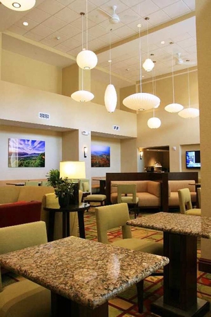 Imagen del bar/restaurante del Hotel Hampton Inn and Suites Poughkeepsie. Foto 3
