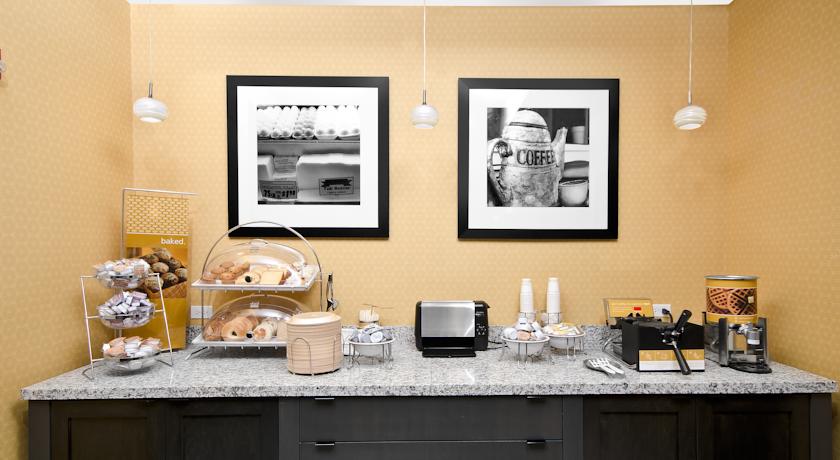 Imagen del bar/restaurante del Hotel Hampton Inn and Suites Raleigh Downtown. Foto 5