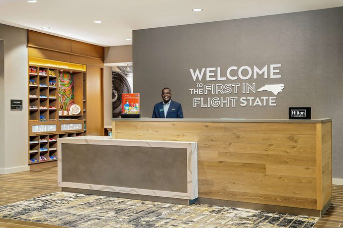 Imagen de los interiores del Hotel Hampton Inn and Suites Raleigh Midtown. Foto 18
