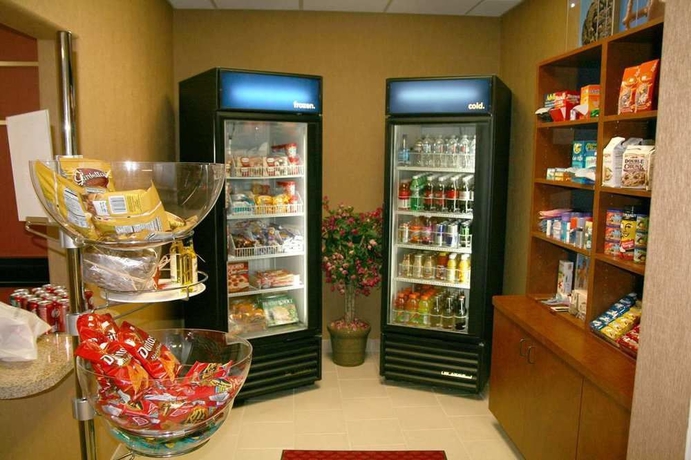 Imagen del bar/restaurante del Hotel Hampton Inn and Suites Red Bluff. Foto 3