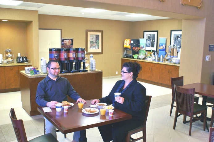 Imagen del bar/restaurante del Hotel Hampton Inn and Suites Red Bluff. Foto 5