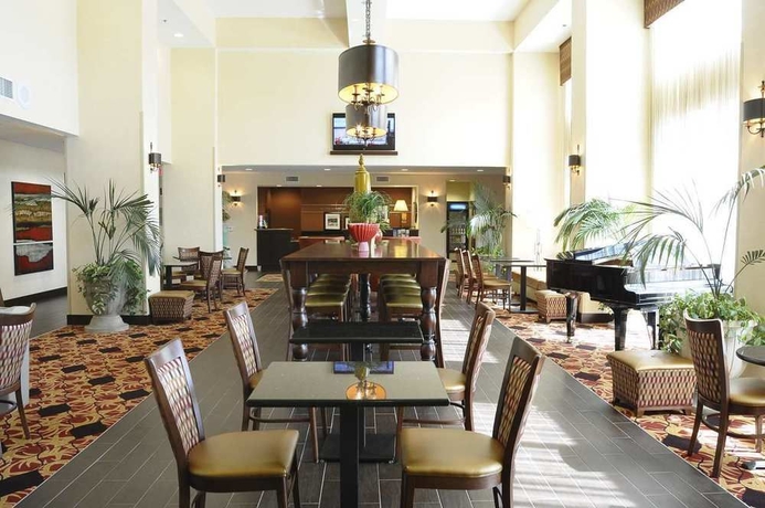 Imagen de los interiores del Hotel Hampton Inn and Suites Redding, Ca. Foto 11