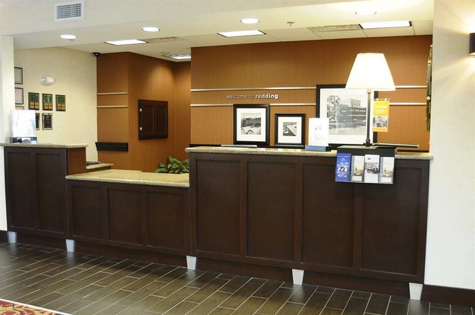 Imagen de los interiores del Hotel Hampton Inn and Suites Redding, Ca. Foto 12