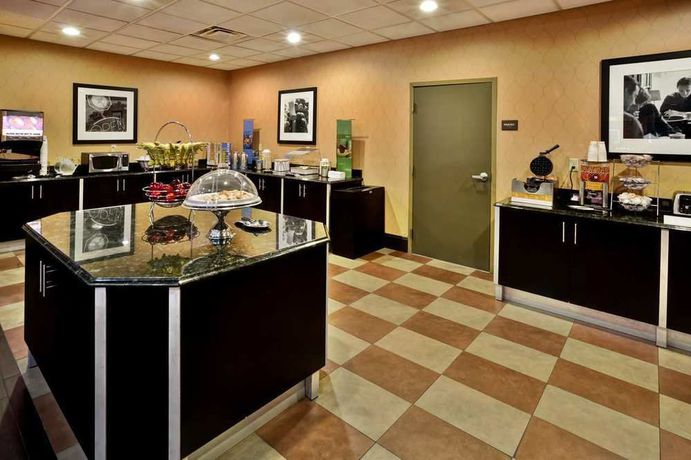 Imagen del bar/restaurante del Hotel Hampton Inn and Suites Richmond/virginia Center. Foto 2