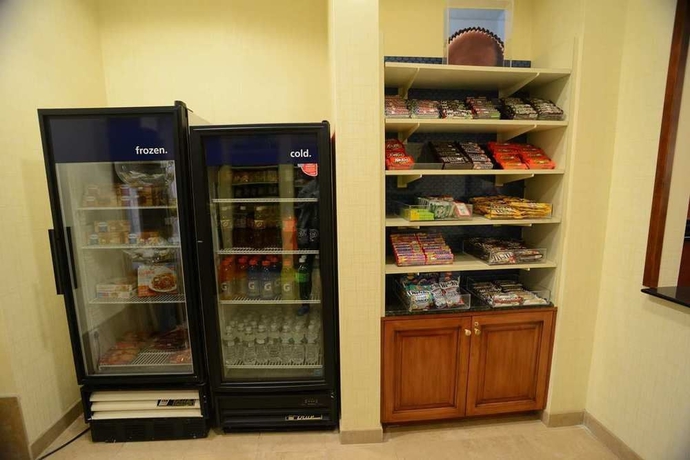 Imagen del bar/restaurante del Hotel Hampton Inn and Suites Rockville Centre. Foto 4