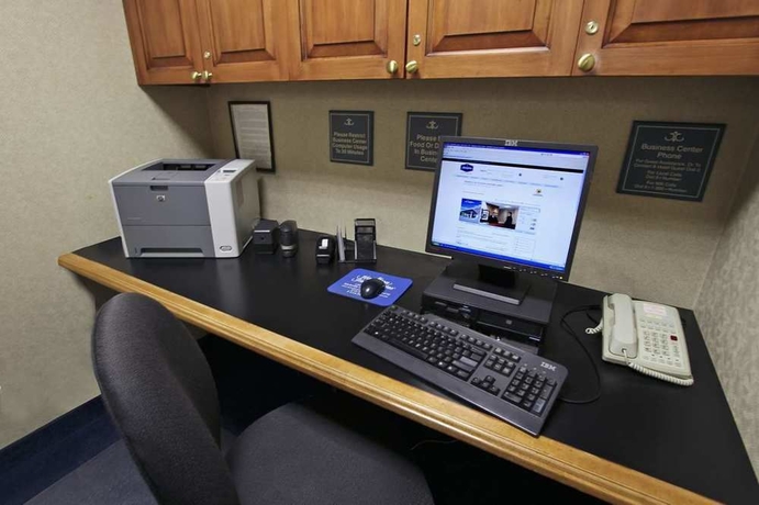 Imagen de los interiores del Hotel Hampton Inn and Suites Rockville Centre. Foto 16