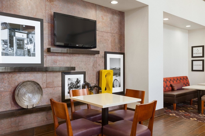 Imagen del bar/restaurante del Hotel Hampton Inn and Suites Rohnert Park - Sonoma County. Foto 4