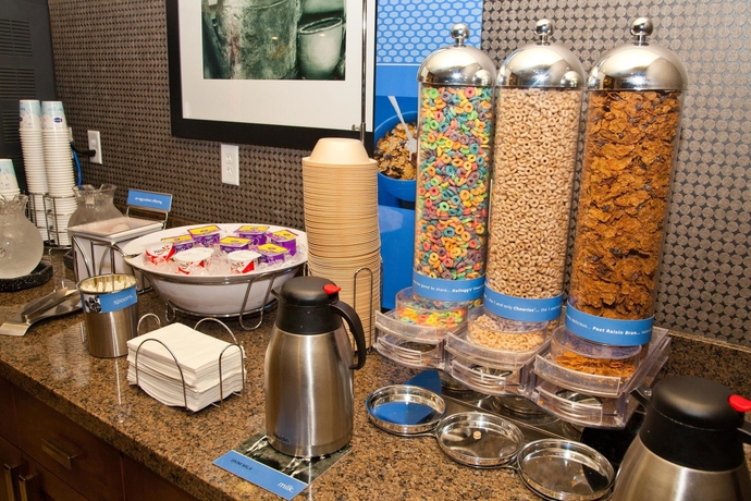 Imagen del bar/restaurante del Hotel Hampton Inn and Suites Salinas. Foto 2