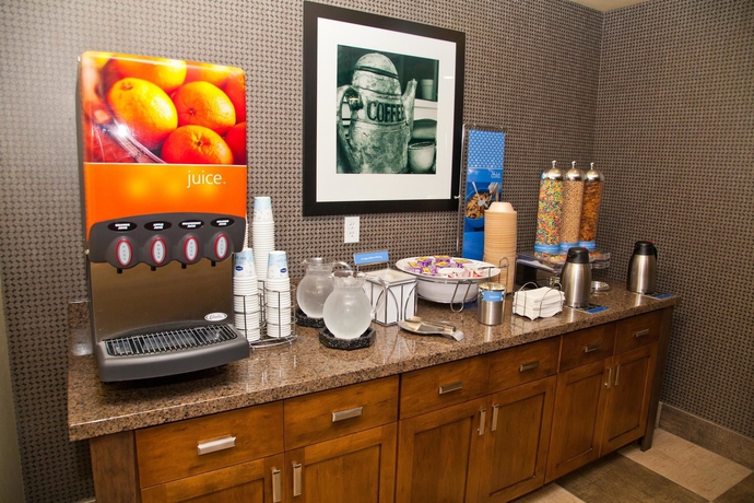 Imagen del bar/restaurante del Hotel Hampton Inn and Suites Salinas. Foto 3