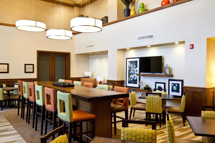 Imagen de los interiores del Hotel Hampton Inn and Suites Salinas. Foto 12
