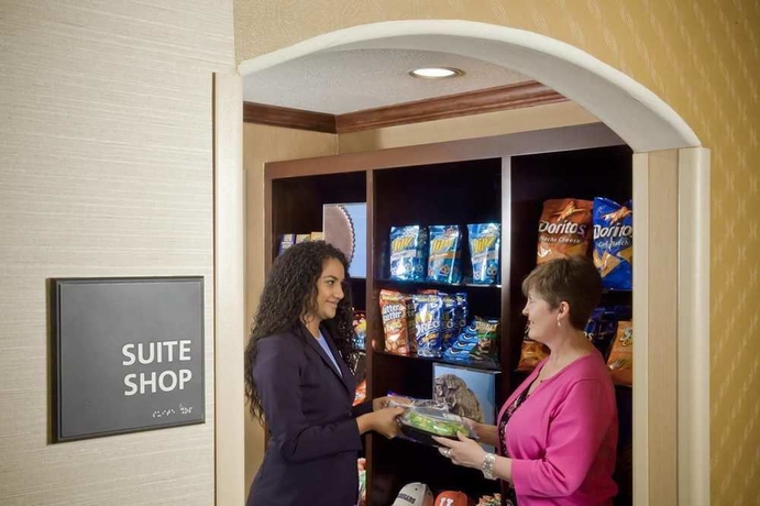 Imagen de los interiores del Hotel Hampton Inn and Suites Salt Lake City Airport. Foto 9