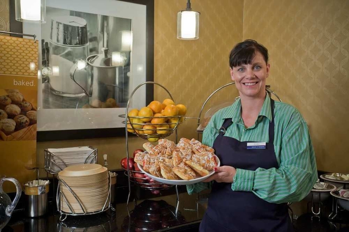 Imagen del bar/restaurante del Hotel Hampton Inn and Suites Salt Lake City Airport. Foto 3