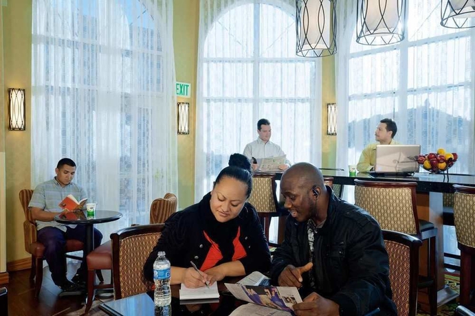 Imagen del bar/restaurante del Hotel Hampton Inn and Suites Salt Lake City Airport. Foto 4