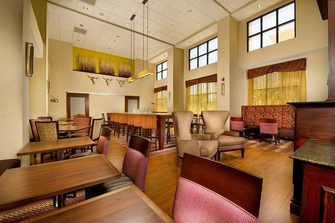 Imagen del bar/restaurante del Hotel Hampton Inn and Suites San Antonio-airport. Foto 4