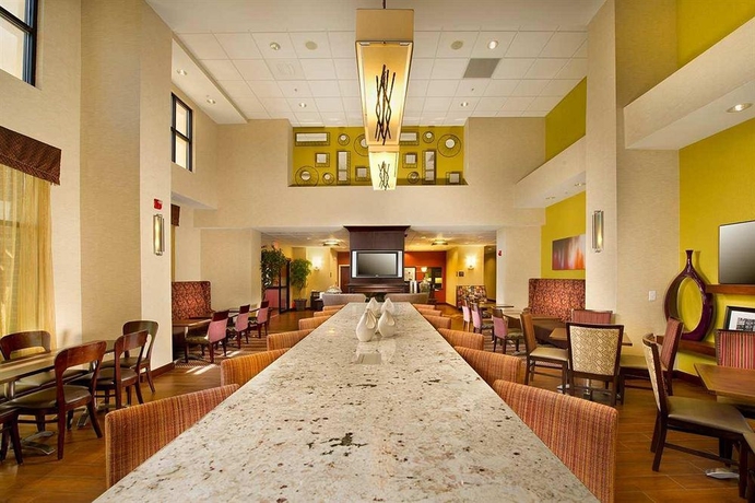 Imagen de los interiores del Hotel Hampton Inn and Suites San Antonio-airport. Foto 14