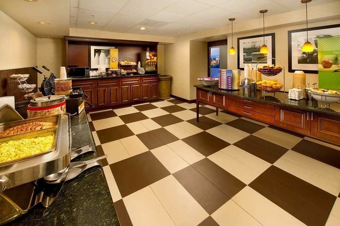 Imagen del bar/restaurante del Hotel Hampton Inn and Suites San Antonio-airport. Foto 7