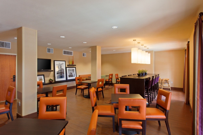 Imagen del bar/restaurante del Hotel Hampton Inn and Suites San Clemente. Foto 2